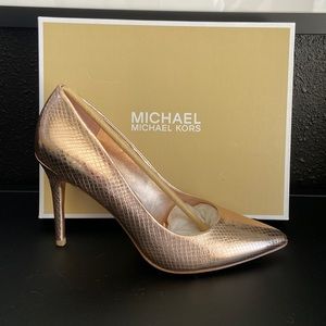 NWT, Michael Kors heel
